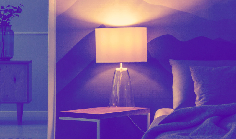 Лампа на тумбочке в спальне