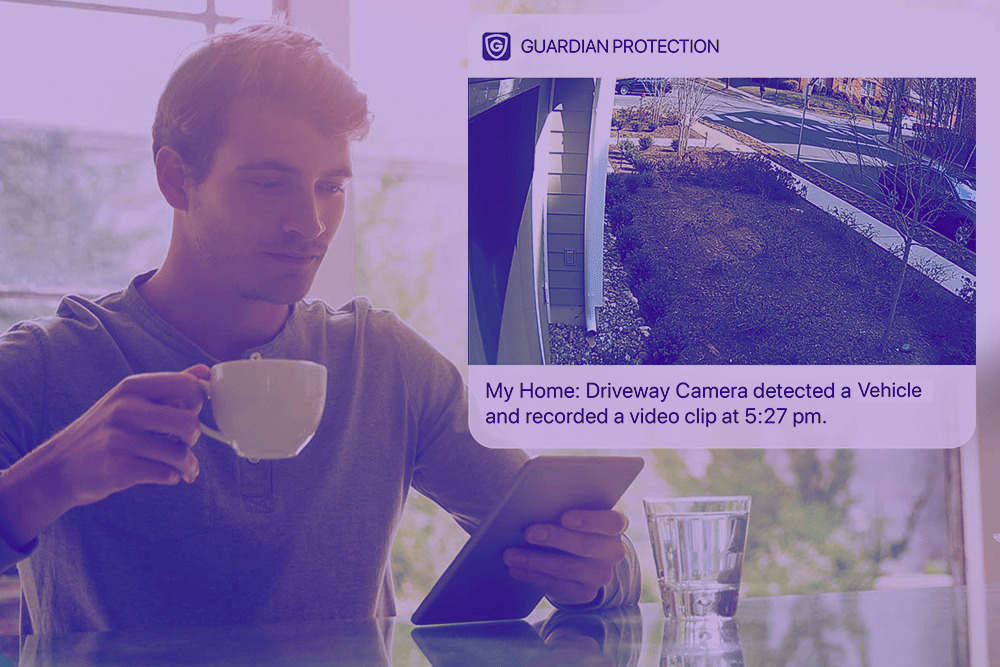 Мужчина пьет кофе, проверяя приложение Guardian Protection Home Security на iPad.